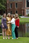 Den haag 16 juli 2021
Koninklijk fotouurtje met Koning Willem Alexander Koningin Maxima Prinses Amalia Alexia en Ariane in de tuin van Paleis Huis ten Bosch.