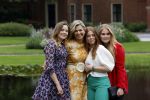 Den haag 16 juli 2021
Koninklijk fotouurtje met Koning Willem Alexander Koningin Maxima Prinses Amalia Alexia en Ariane in de tuin van Paleis Huis ten Bosch.