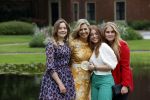 Den haag 16 juli 2021
Koninklijk fotouurtje met Koning Willem Alexander Koningin Maxima Prinses Amalia Alexia en Ariane in de tuin van Paleis Huis ten Bosch.