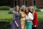 Den haag 16 juli 2021
Koninklijk fotouurtje met Koning Willem Alexander Koningin Maxima Prinses Amalia Alexia en Ariane in de tuin van Paleis Huis ten Bosch.
