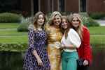 Den haag 16 juli 2021
Koninklijk fotouurtje met Koning Willem Alexander Koningin Maxima Prinses Amalia Alexia en Ariane in de tuin van Paleis Huis ten Bosch.