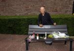 Amsterdam 11 juli 2021
Koos v Dijk , manager Herman Brood op zijn sterfdag bij bankje bij het Hilton Hotel