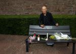 Amsterdam 11 juli 2021
Koos v Dijk , manager Herman Brood op zijn sterfdag bij bankje bij het Hilton Hotel