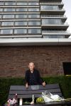 Amsterdam 11 juli 2021
Koos v Dijk , manager Herman Brood op zijn sterfdag bij bankje bij het Hilton Hotel