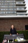 Amsterdam 11 juli 2021
Koos v Dijk , manager Herman Brood op zijn sterfdag bij bankje bij het Hilton Hotel