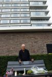 Amsterdam 11 juli 2021
Koos v Dijk , manager Herman Brood op zijn sterfdag bij bankje bij het Hilton Hotel