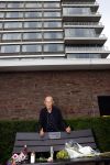 Amsterdam 11 juli 2021
Koos v Dijk , manager Herman Brood op zijn sterfdag bij bankje bij het Hilton Hotel