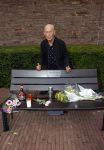 Amsterdam 11 juli 2021
Koos v Dijk , manager Herman Brood op zijn sterfdag bij bankje bij het Hilton Hotel
