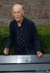 Amsterdam 11 juli 2021
Koos v Dijk , manager Herman Brood op zijn sterfdag bij bankje bij het Hilton Hotel