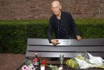 Amsterdam 11 juli 2021
Koos v Dijk , manager Herman Brood op zijn sterfdag bij bankje bij het Hilton Hotel