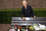 Amsterdam 11 juli 2021
Koos v Dijk , manager Herman Brood op zijn sterfdag bij bankje bij het Hilton Hotel