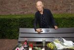 Amsterdam 11 juli 2021
Koos v Dijk , manager Herman Brood op zijn sterfdag bij bankje bij het Hilton Hotel