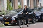 Amsterdam 22 juli 2021
Herdenkingsdienst van Peter R de Vries in Carre .
Matthijs v Nieuwkerk met zijn vriendin Martha Riemsma in gesprek met Eva Jinek en haar manager Kristien v Dillen