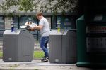 Amsterdam 15 jul 2021
Martijn Krabbe en zijn zoon Bickel brengen oud papier weg .