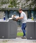 Amsterdam 15 jul 2021
Martijn Krabbe en zijn zoon Bickel brengen oud papier weg .