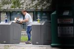 Amsterdam 15 jul 2021
Martijn Krabbe en zijn zoon Bickel brengen oud papier weg .