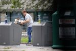 Amsterdam 15 jul 2021
Martijn Krabbe en zijn zoon Bickel brengen oud papier weg .