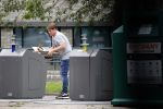 Amsterdam 15 jul 2021
Martijn Krabbe en zijn zoon Bickel brengen oud papier weg .