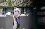 Amsterdam 15 jul 2021
Martijn Krabbe en zijn zoon Bickel brengen oud papier weg .