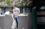 Amsterdam 15 jul 2021
Martijn Krabbe en zijn zoon Bickel brengen oud papier weg .