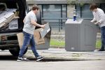 Amsterdam 15 jul 2021
Martijn Krabbe en zijn zoon Bickel brengen oud papier weg .