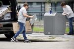 Amsterdam 15 jul 2021
Martijn Krabbe en zijn zoon Bickel brengen oud papier weg .