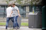 Amsterdam 15 jul 2021
Martijn Krabbe en zijn zoon Bickel brengen oud papier weg .