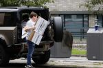 Amsterdam 15 jul 2021
Martijn Krabbe en zijn zoon Bickel brengen oud papier weg .