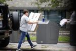 Amsterdam 15 jul 2021
Martijn Krabbe en zijn zoon Bickel brengen oud papier weg .