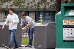 Amsterdam 15 jul 2021
Martijn Krabbe en zijn zoon Bickel brengen oud papier weg .