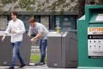 Amsterdam 15 jul 2021
Martijn Krabbe en zijn zoon Bickel brengen oud papier weg .