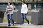 Amsterdam 15 jul 2021
Martijn Krabbe en zijn zoon Bickel brengen oud papier weg .