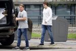Amsterdam 15 jul 2021
Martijn Krabbe en zijn zoon Bickel brengen oud papier weg .