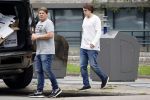 Amsterdam 15 jul 2021
Martijn Krabbe en zijn zoon Bickel brengen oud papier weg .