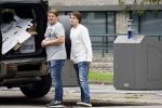 Amsterdam 15 jul 2021
Martijn Krabbe en zijn zoon Bickel brengen oud papier weg .