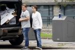 Amsterdam 15 jul 2021
Martijn Krabbe en zijn zoon Bickel brengen oud papier weg .