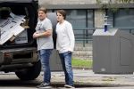 Amsterdam 15 jul 2021
Martijn Krabbe en zijn zoon Bickel brengen oud papier weg .