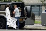 Amsterdam 15 jul 2021
Martijn Krabbe en zijn zoon Bickel brengen oud papier weg .
