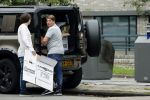 Amsterdam 15 jul 2021
Martijn Krabbe en zijn zoon Bickel brengen oud papier weg .