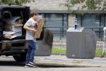 Amsterdam 15 jul 2021
Martijn Krabbe en zijn zoon Bickel brengen oud papier weg .