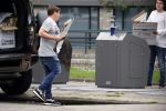Amsterdam 15 jul 2021
Martijn Krabbe en zijn zoon Bickel brengen oud papier weg .