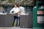 Amsterdam 15 jul 2021
Martijn Krabbe en zijn zoon Bickel brengen oud papier weg .
