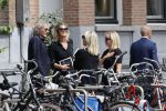 Amsterdam 22 juli 2021
Herdenkingsdienst van Peter R de Vries in Carre .
Matthijs v Nieuwkerk met zijn vriendin Martha Riemsma in gesprek met Eva Jinek en haar manager Kristien v Dillen