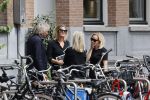 Amsterdam 22 juli 2021
Herdenkingsdienst van Peter R de Vries in Carre .
Matthijs v Nieuwkerk met zijn vriendin Martha Riemsma in gesprek met Eva Jinek en haar manager Kristien v Dillen