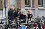 Amsterdam 22 juli 2021
Herdenkingsdienst van Peter R de Vries in Carre .
Matthijs v Nieuwkerk met zijn vriendin Martha Riemsma in gesprek met Eva Jinek en haar manager Kristien v Dillen