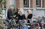 Amsterdam 22 juli 2021
Herdenkingsdienst van Peter R de Vries in Carre .
Matthijs v Nieuwkerk met zijn vriendin Martha Riemsma in gesprek met Eva Jinek en haar manager Kristien v Dillen
