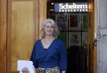 Amsterdam 8 juli 2021
Boekpresentatie Nicolette v Dam en Bas Smit bij boekhandel Scheltema. Mona Keijzer ontvangt het eerste boek .