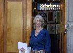 Amsterdam 8 juli 2021
Boekpresentatie Nicolette v Dam en Bas Smit bij boekhandel Scheltema. Mona Keijzer ontvangt het eerste boek .