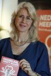 Amsterdam 8 juli 2021
Boekpresentatie Nicolette v Dam en Bas Smit bij boekhandel Scheltema. Mona Keijzer ontvangt het eerste boek .