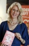 Amsterdam 8 juli 2021
Boekpresentatie Nicolette v Dam en Bas Smit bij boekhandel Scheltema. Mona Keijzer ontvangt het eerste boek .